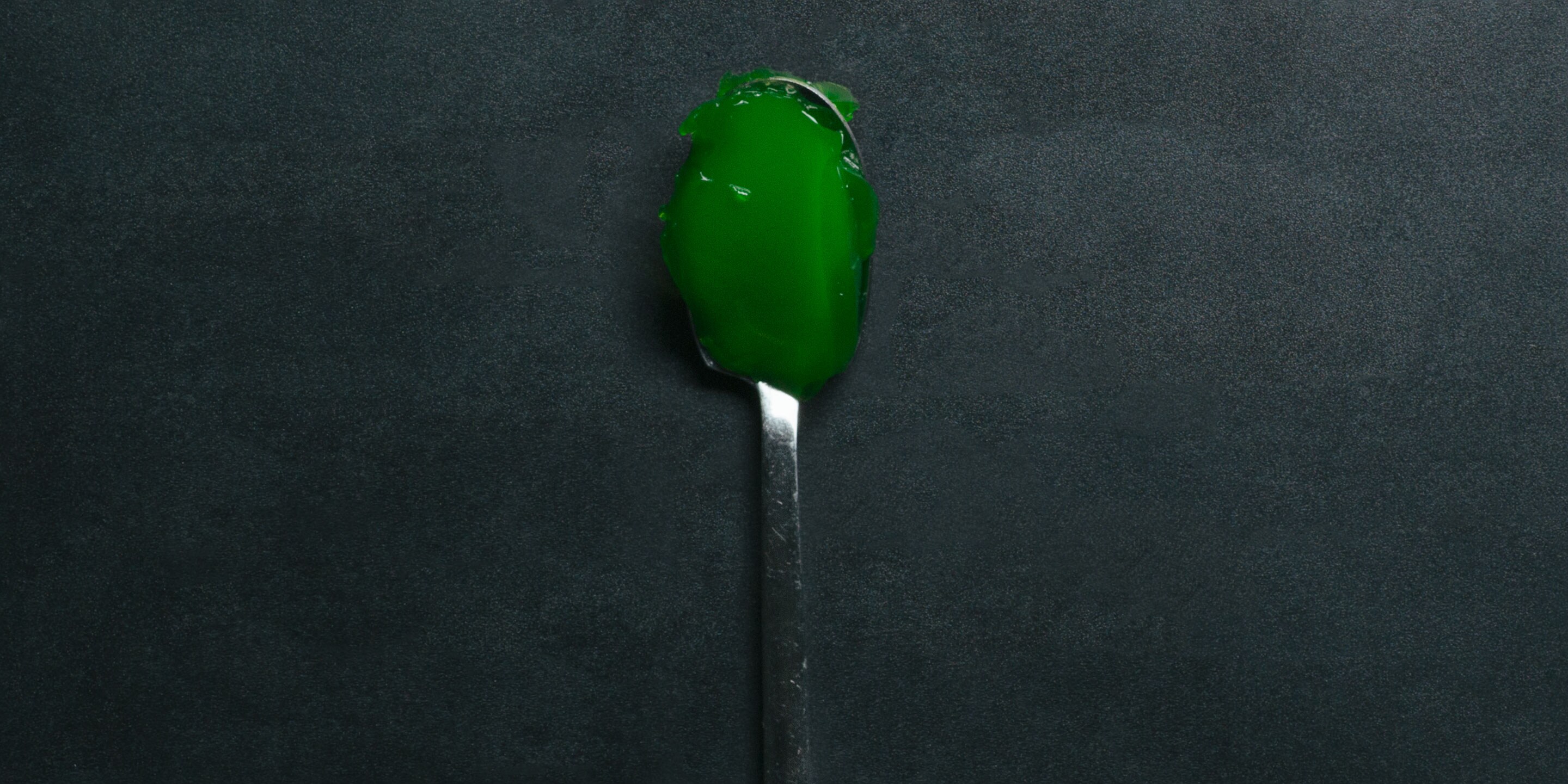 Cuillère avec de la gelée verte
