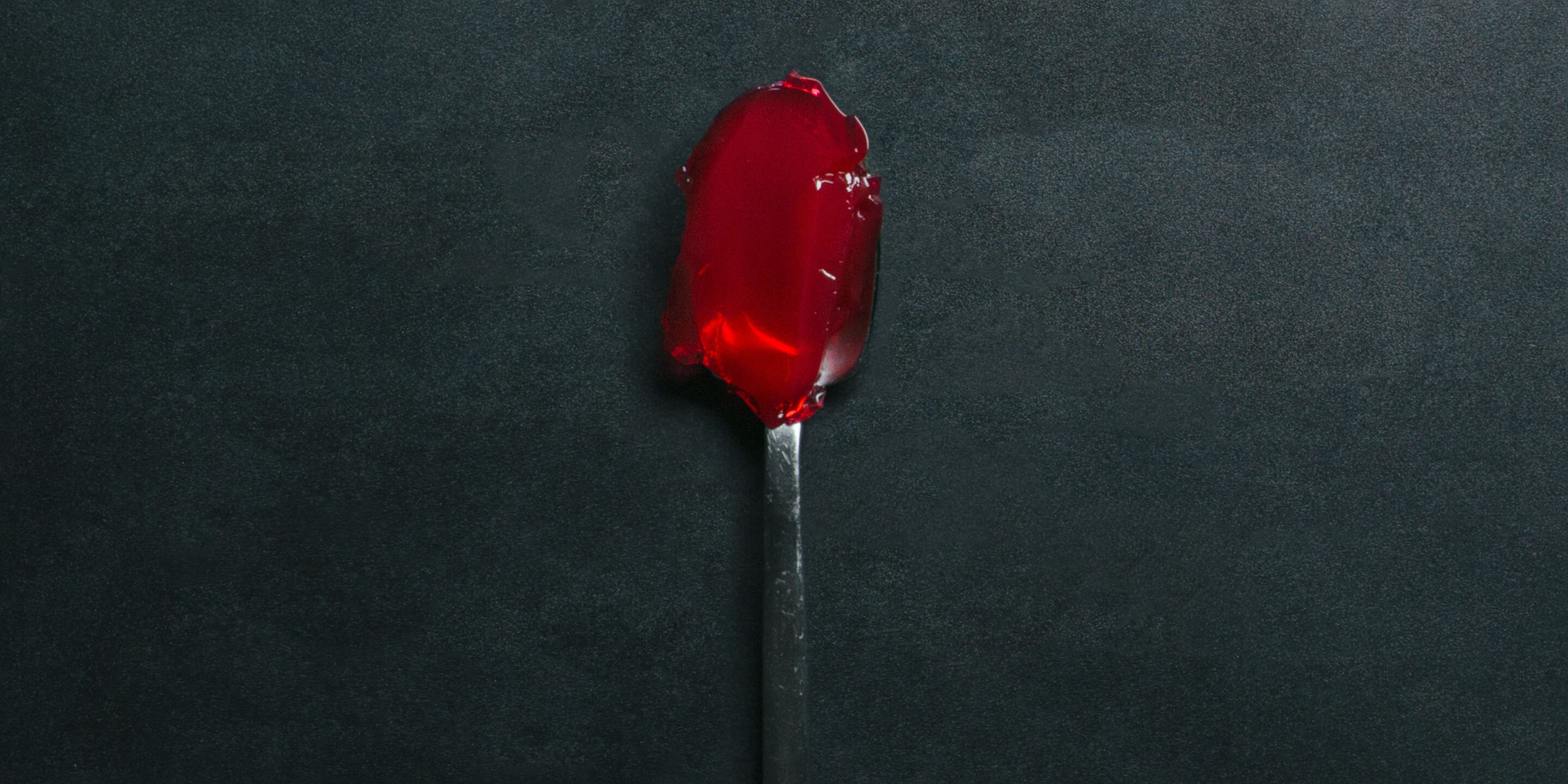 Cuillère contenant de la gelée rouge
