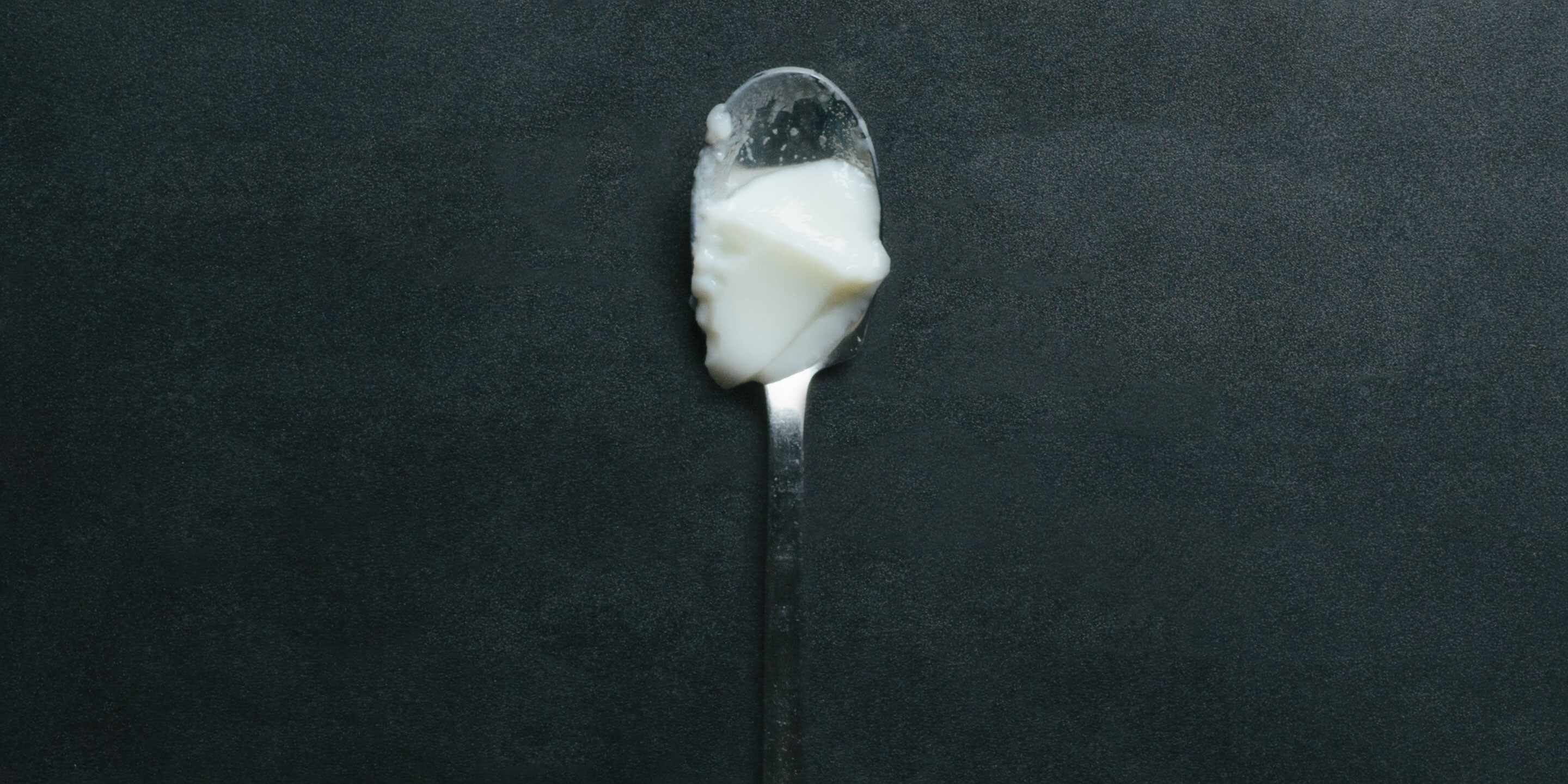 Cuillère avec de la gélatine blanche