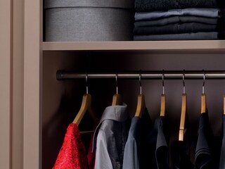 Des vêtements lavés sont suspendus dans une garde-robe