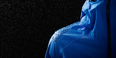 Une veste bleue imperméable