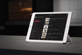 Cuisinier utilisant l’application My AEG sur sa tablette