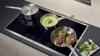 Des récipients de différentes tailles cuisant à différentes températures sélectionnées