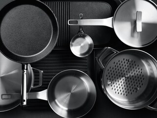 Une sélection de casseroles et de poêles modernes de différentes tailles