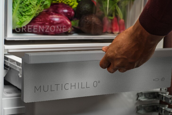 Homme tirant le tiroir MultiChill à l'intérieur d'un réfrigérateur