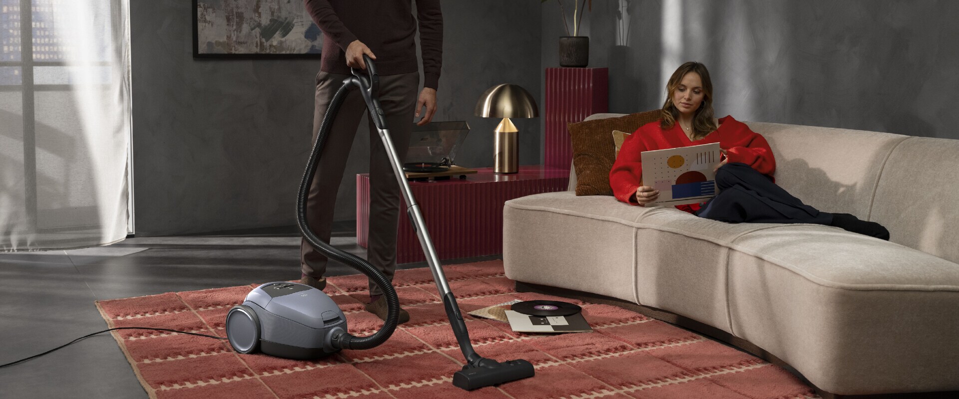 Homme nettoyant le sol avec un aspirateur