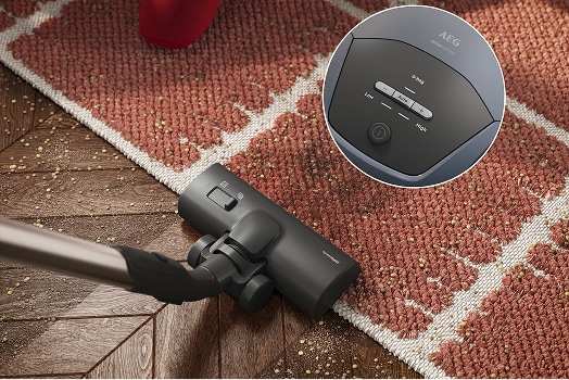 Aspirateur nettoyant un tapis