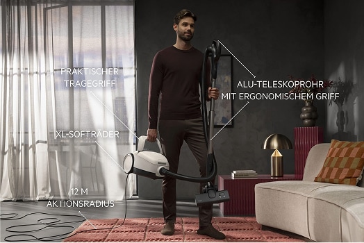 Homme tenant un aspirateur