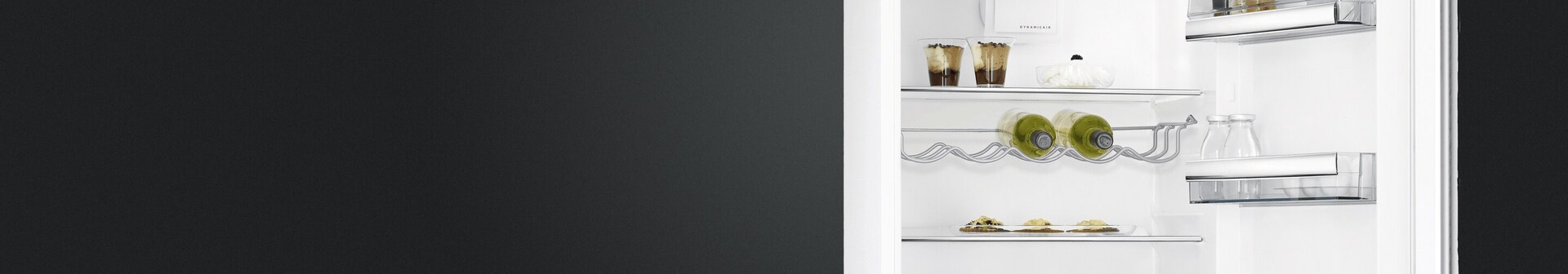 Frigo ouvert contenant de la nourriture et des boissons.