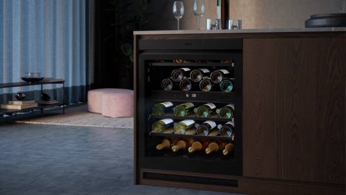 Caves à vin installées sous le comptoir de la cuisine