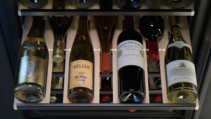 Vin sur les étagères de l'armoire