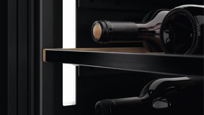 Avec la nouvelle charnière, nous obtenons un alignement centré parfait de la porte et avons un espace plus petit avec les armoires de cuisine.