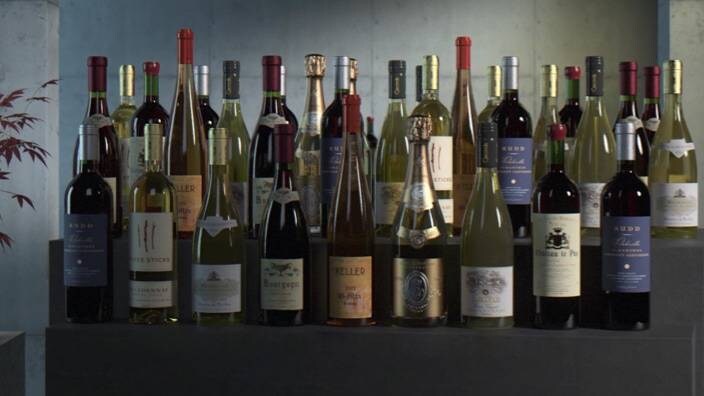 Bouteilles de vin sur le comptoir de la cuisine