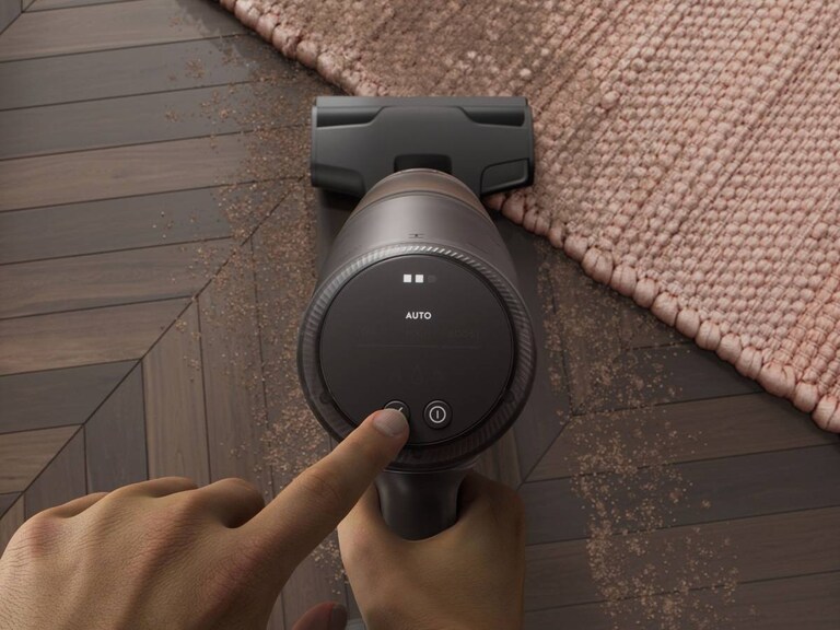 Aspirateur en action sur tapis