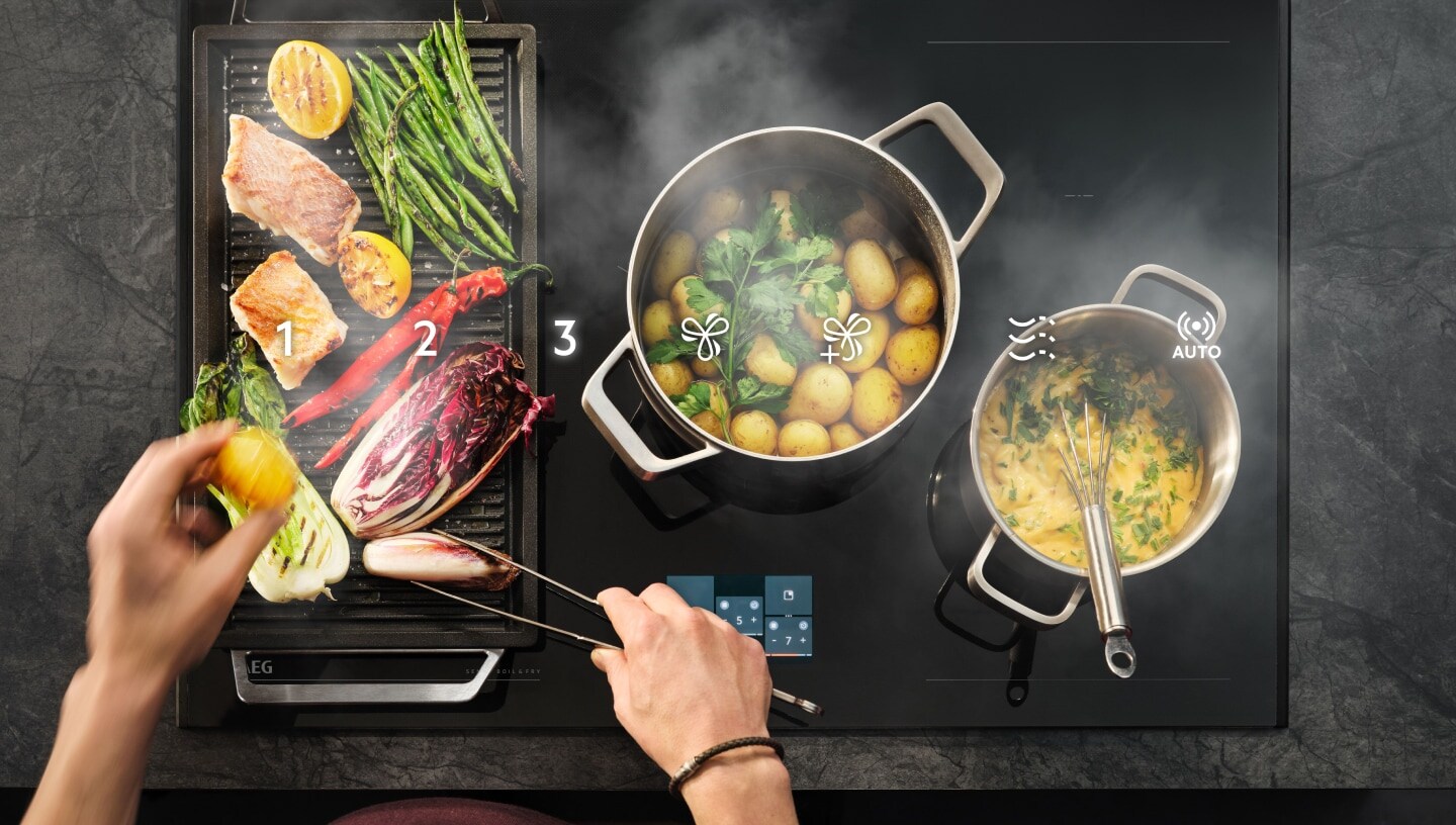De la nourriture est préparée sur une taque de cuisson.