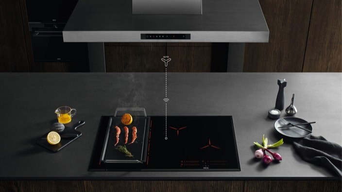 La plaque de cuisson communique avec la hotte