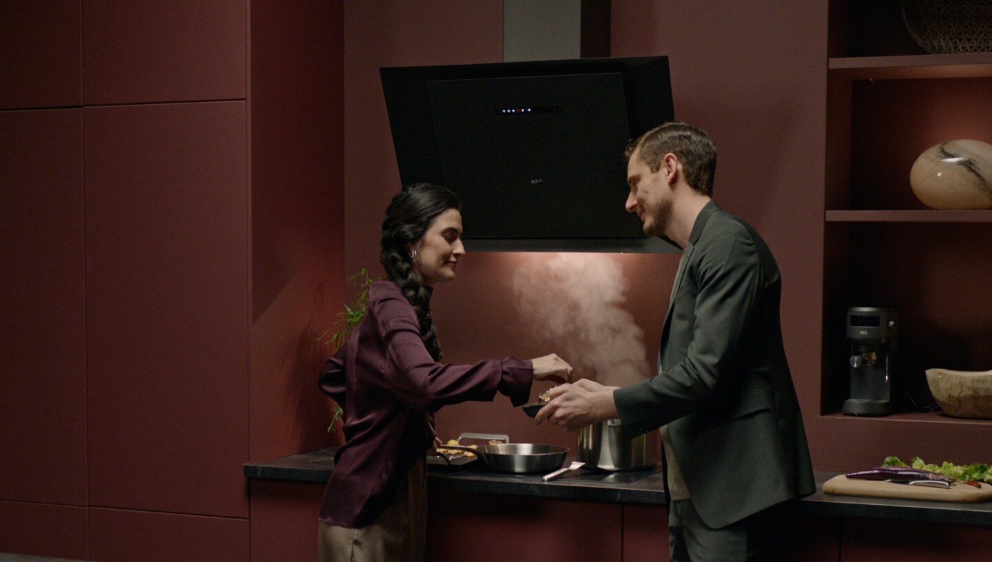 Un homme et une femme dans une cuisine moderne.