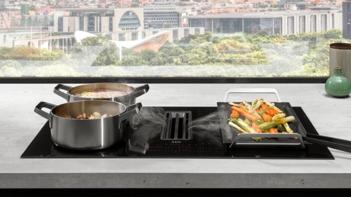 Plaque à induction avec extracteur dans une cuisine avec vue sur la ville
