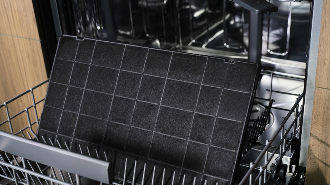 Filtre à charbon AEG dans un lave-vaisselle.