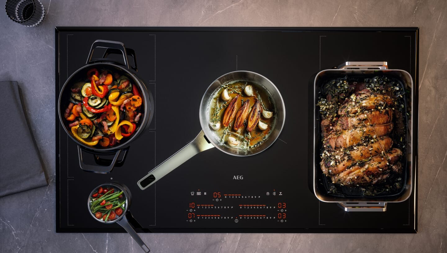 Différents types d’aliments sont préparés sur une taque de cuisson à induction.