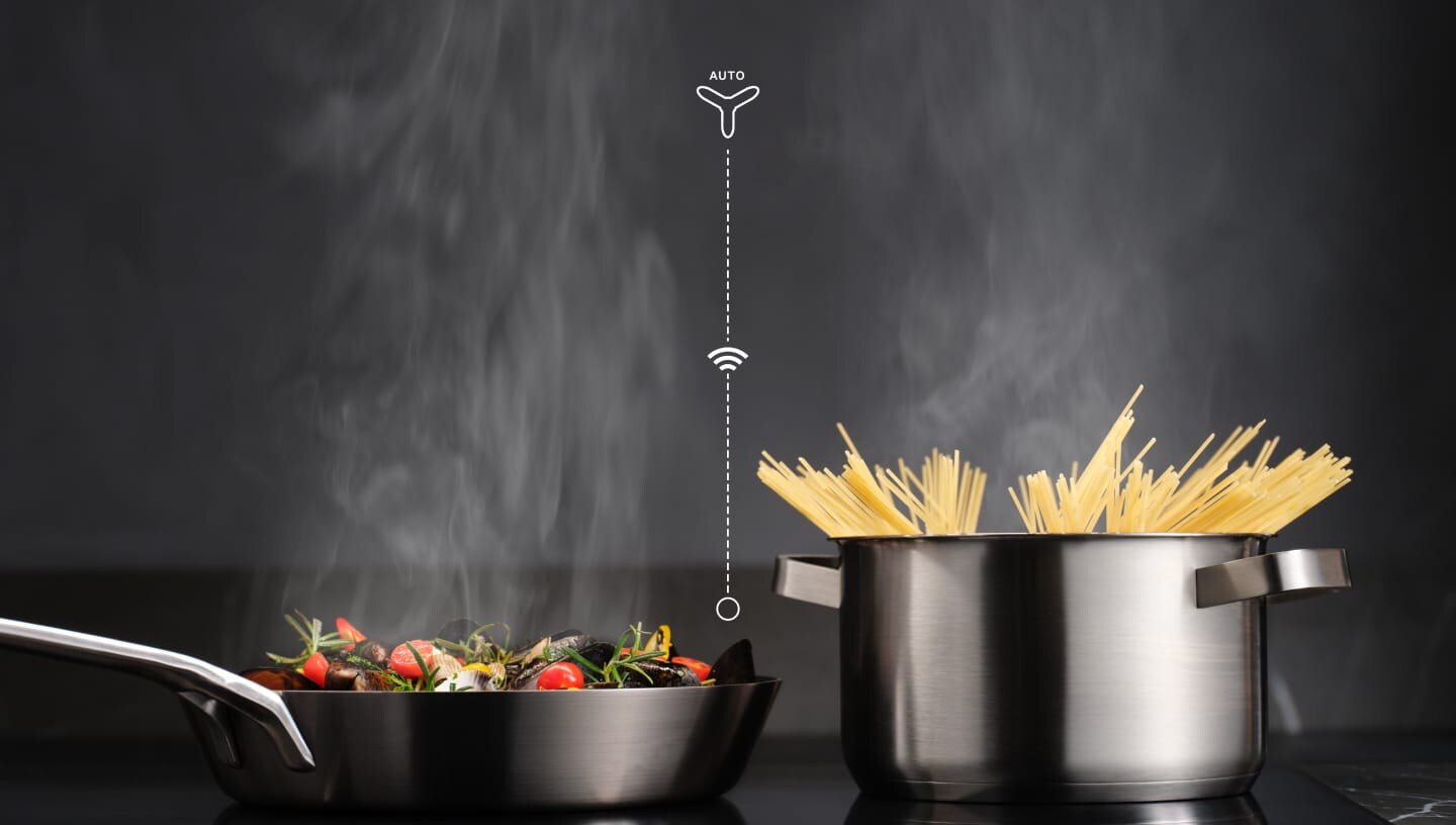 Les aliments sont préparés sur une taque de cuisson à induction avec la fonction Hob2Hood.