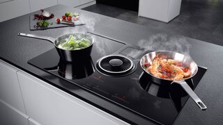 L’AEG ComboHob aspire la vapeur de deux casseroles sur la table de cuisson