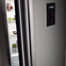 Un combiné frigo/congélateur ProFresh ouvert