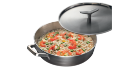 La poêle à frire de la gamme Gourmet d'AEG contenant du risotto
