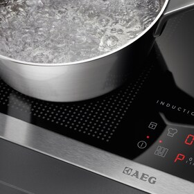 Une casserole d'eau bouillante sur une table de cuisson à induction AEG
