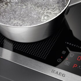 Une casserole d'eau bouillante sur une table de cuisson à induction AEG