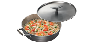 Un sautoir contenant un risotto aux crevettes
