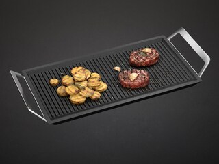 Steak et coquilles Saint-Jacques cuisant sur la plancha Mastery Collection