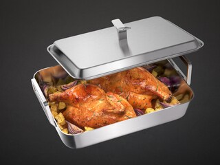 Poulet et légumes en train de cuire dans la cocotte
