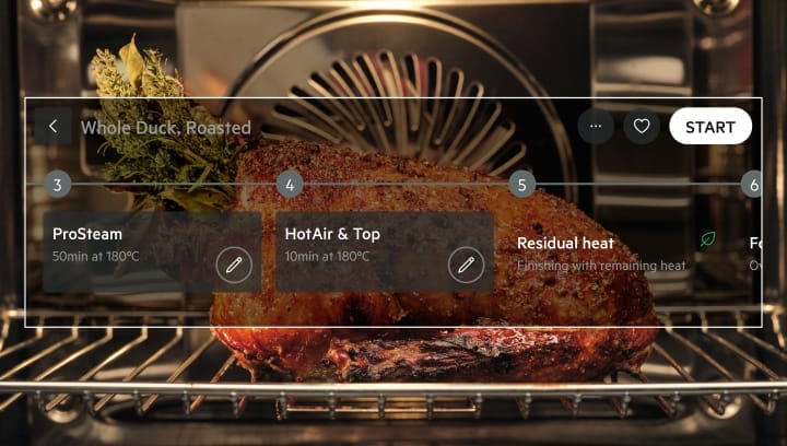 Le menu de cuisson assistée affiché devant un repas qui cuit au four.
