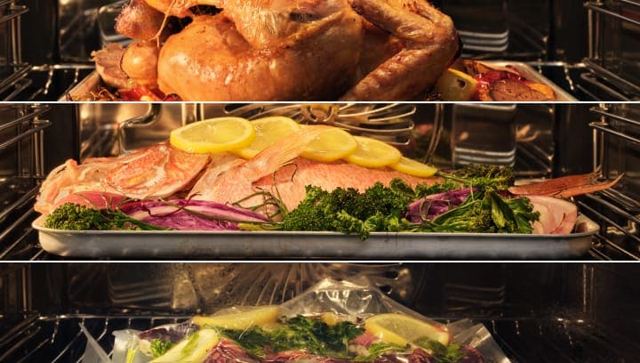 Des aliments sont préparés dans un four.