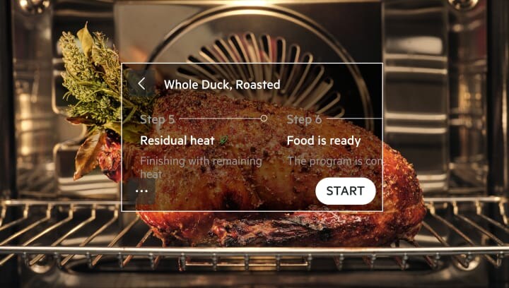 Le menu de cuisson assistée affiché devant un repas qui cuit au four.