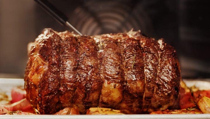 Un steak accompagné de légumes cuit au four.