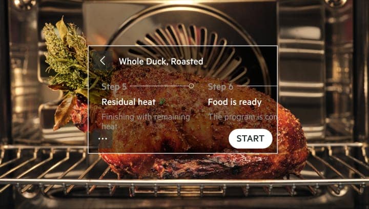 Le menu de cuisson assistée affiché devant un repas qui cuit au four.