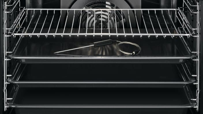 Four AEG d'une capacité de plus de 70 litres