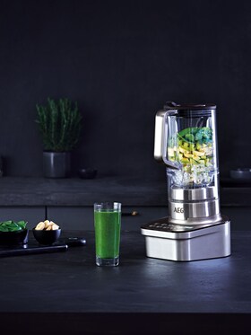 Blender préparant un smoothie aux bananes, kiwis et épinards