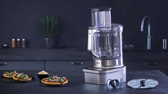 Robot ménager à côté de pizzas sortant du four