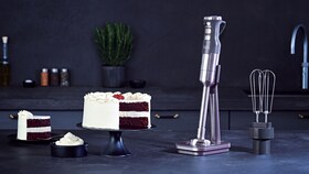 Mixeur plongeant et gâteau glacé au chocolat