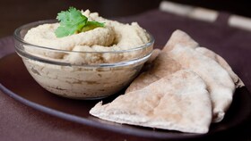 Trempette de houmous et pain pita
