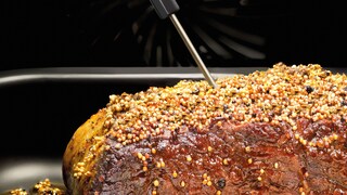 Contrôle de la température d'un morceau de bœuf avec une sonde à viande AEG