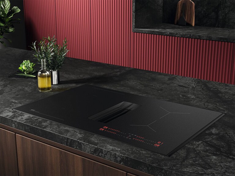 Une cuisine bordeaux avec une plaque à induction AEG intégrée