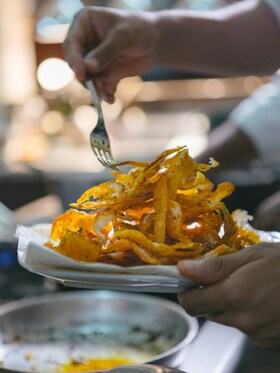 Un plat de frites de patates douces à emporter