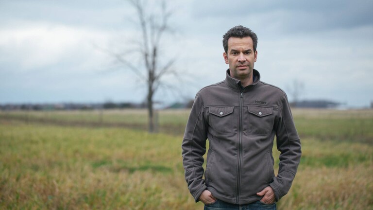 Mark Schatzker dans un pré