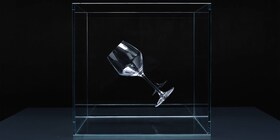 Une verre à vin étincelant suspendu dans un cube