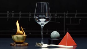 Une photo représentant la relation entre les sons, l'expérience et le goût d'un repas
