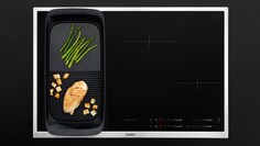 Une table de cuisson à induction MaxiSense® Combi AEG avec un gril plancha